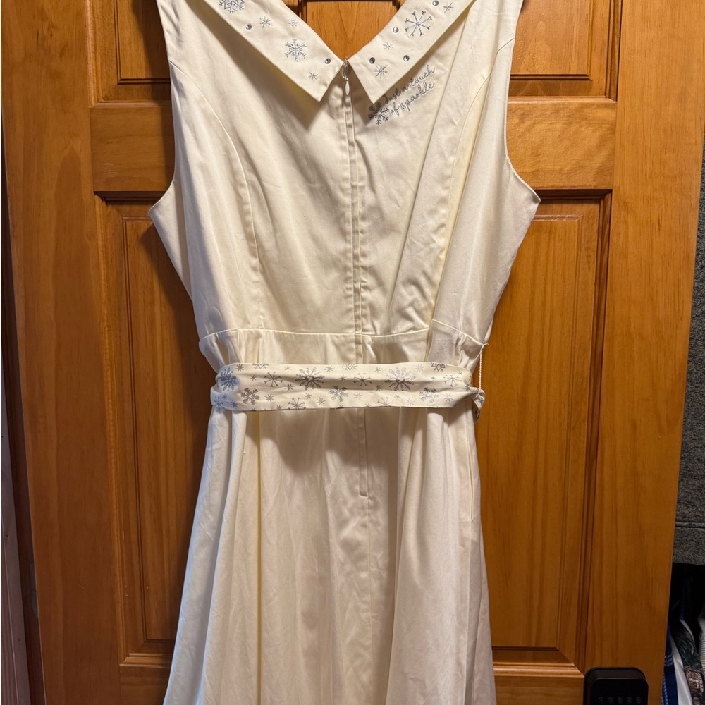 Disney Cream Midi Dress Size 2xl with Winter wonderland Castle Print - Picture 10 of 11